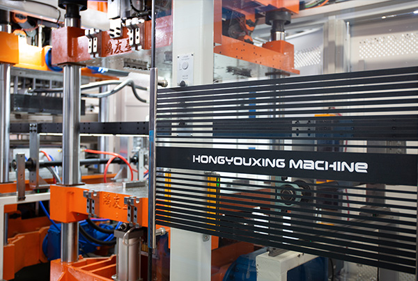 Thermoformming stroj/plastový pohár stroj